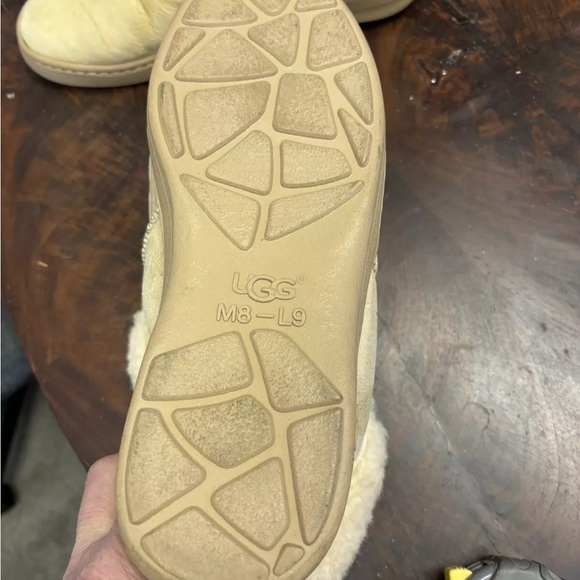 UGG beige snow boots women’s 9 short pull on suede sheepskin - Picture 2 of 4